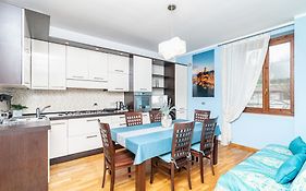 Into The Blu Apartment With Private Parking!